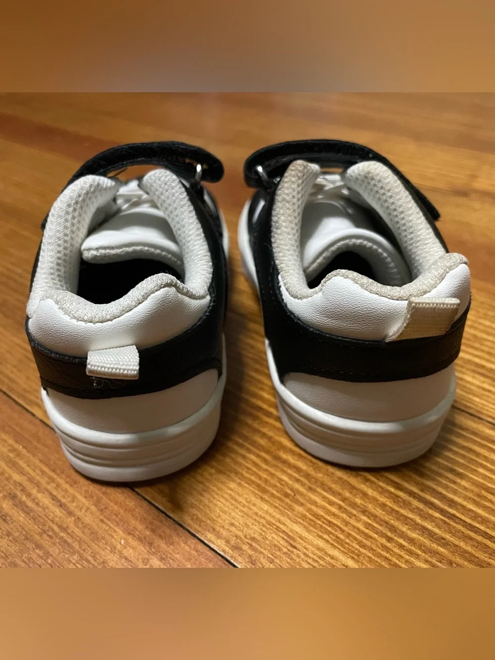 OshKosh B'gosh Black and White Kids Sneakers with Hook-and-Loop Strap Size 6